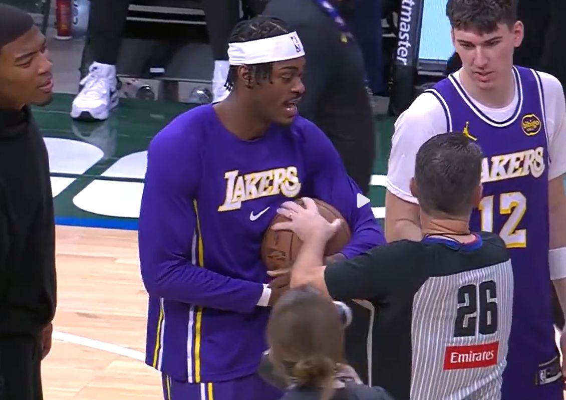 Lakers ต้องการส่งบอลให้สมาชิกใหม่ของทีม & กรรมการหยุดบอล แต่ Antetokounmpo ก้าวเข้ามาและส่งบอลให้ Lakers